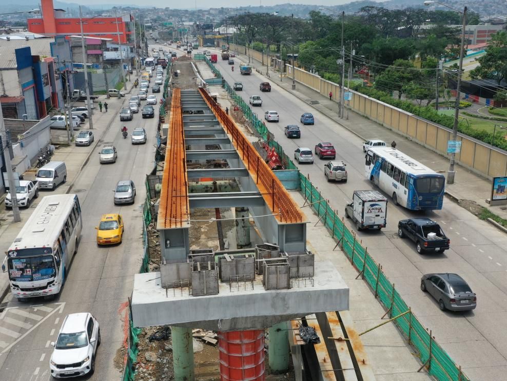 Puente en la Av. Juan Tanca Marengo. ¿Solución estructural o medida reactiva?